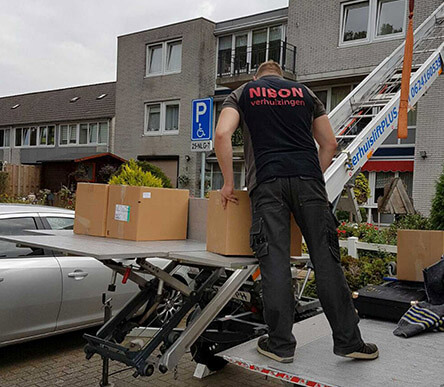 Verhuizer laadt verhuiswagen in voor Nibon verhuisbedrijf in Tiel